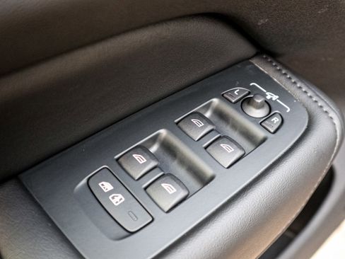 Used 2025 Volvo XC60 B5 Plus image 15