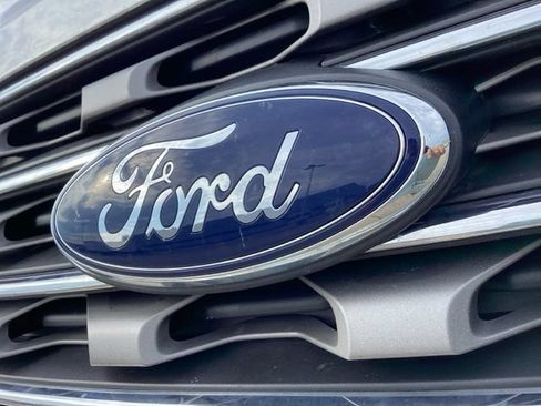 Used 2017 Ford Explorer XLT w/ Equipment Group 202A AWD/4WD image 4