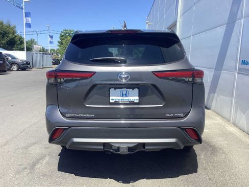 Used 2022 Toyota Highlander XLE AWD/4WD image 5