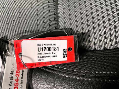 Used 2025 Chevrolet Trax LT w/ LT Convenience Package image 31