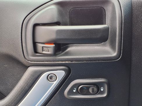 Used 2015 Jeep Wrangler Unlimited Rubicon w/ Connectivity Group image 18