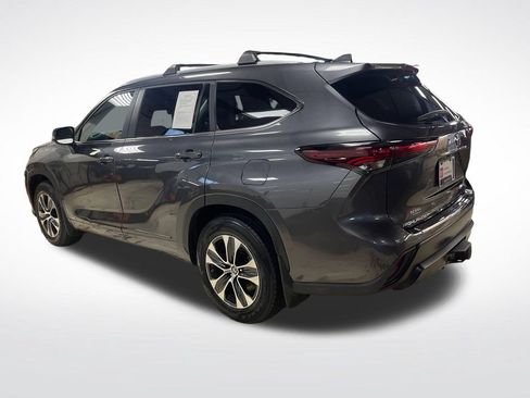 Certified 2024 Toyota Highlander XLE AWD/4WD image 4