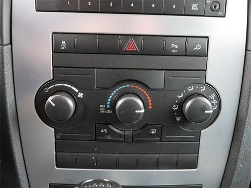 Used 2010 Jeep Commander Sport image 31