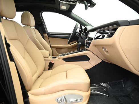 Used 2025 Porsche Macan image 30