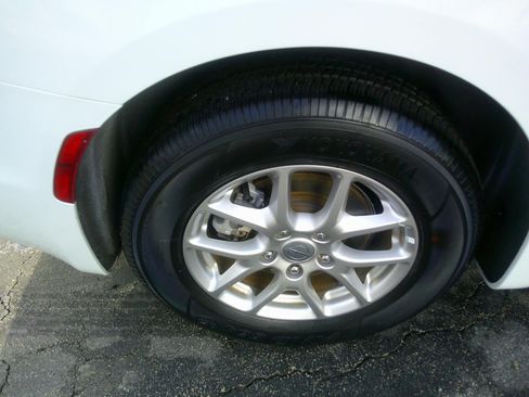Used 2024 Chrysler Pacifica Touring-L FWD image 13