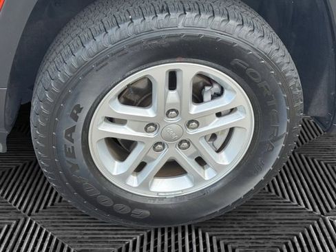 Used 2024 Jeep Grand Cherokee Laredo AWD/4WD image 10