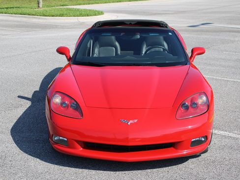 Used 2007 Chevrolet Corvette Coupe w/ Performance Package RWD image 9