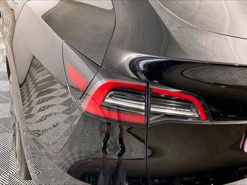 Used 2024 Tesla Model Y 2WD image 27