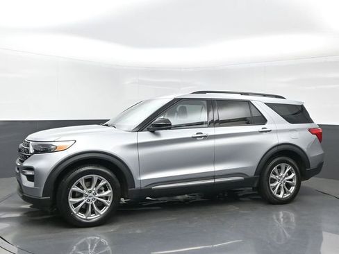Used 2023 Ford Explorer XLT w/ Equipment Group 202A AWD/4WD image 2