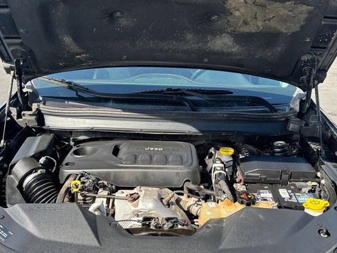 Used 2019 Jeep Cherokee Trailhawk AWD/4WD image 27