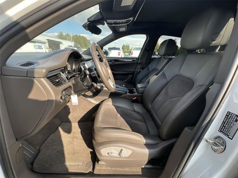 Used 2018 Porsche Macan BASE image 10