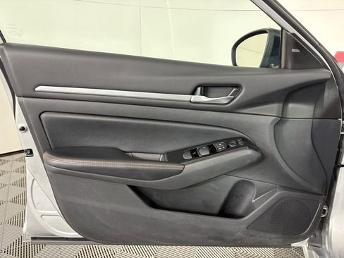 Used 2024 Nissan Altima 2.5 SR FWD image 12