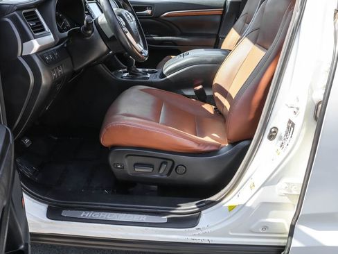 Used 2017 Toyota Highlander Limited AWD/4WD image 19