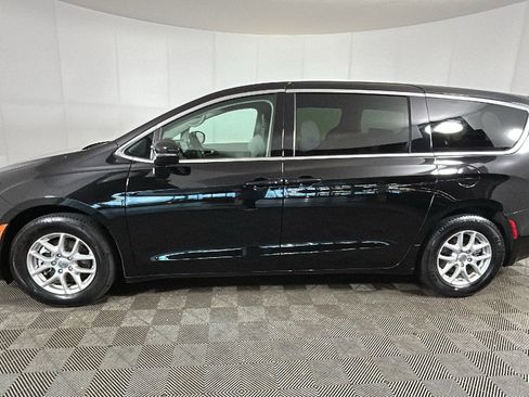 Used 2024 Chrysler Pacifica Touring-L FWD image 4