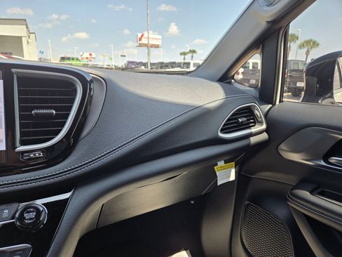 New 2026 Chrysler Pacifica Select FWD image 31