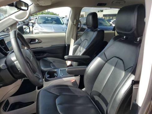 Used 2023 Chrysler Pacifica Touring-L FWD image 5
