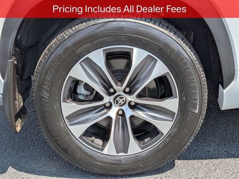 Used 2023 Toyota Highlander XLE AWD/4WD image 12
