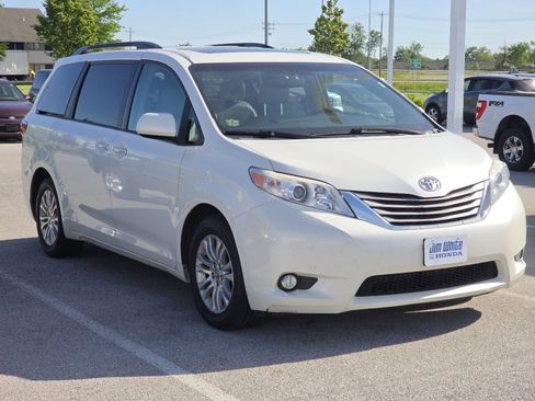 Used 2017 Toyota Sienna XLE FWD image 2