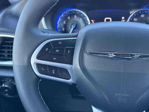 Used 2025 Chrysler Pacifica Select image 24