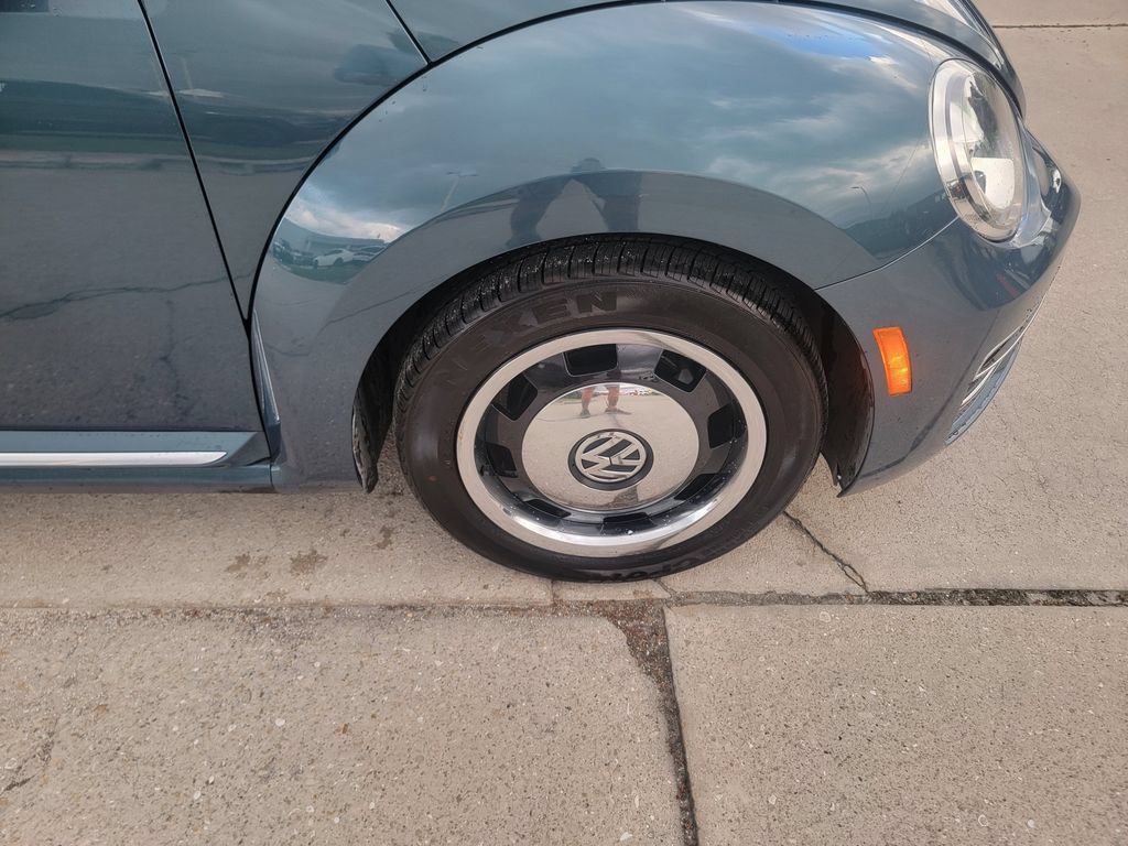 Used 2018 Volkswagen Beetle 2.0T FWD image 9