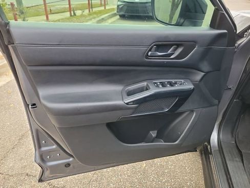 Used 2024 Nissan Pathfinder S image 11