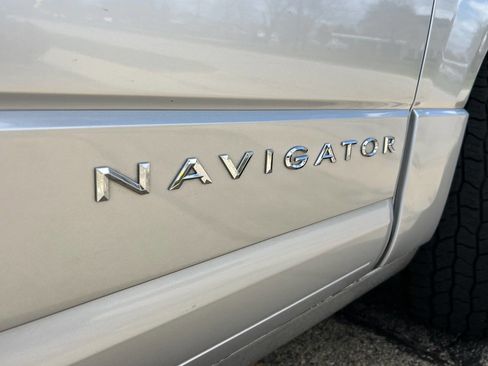 Used 2017 Lincoln Navigator Select image 18