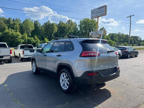 Used 2017 Jeep Cherokee Sport w/ Cold Weather Group AWD/4WD image 7