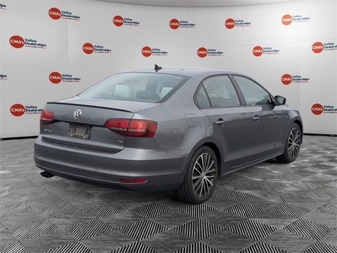 Used 2017 Volkswagen Jetta Sport image 5
