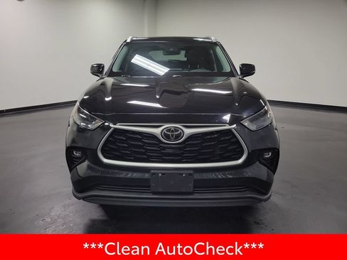 Used 2022 Toyota Highlander XLE AWD/4WD image 3