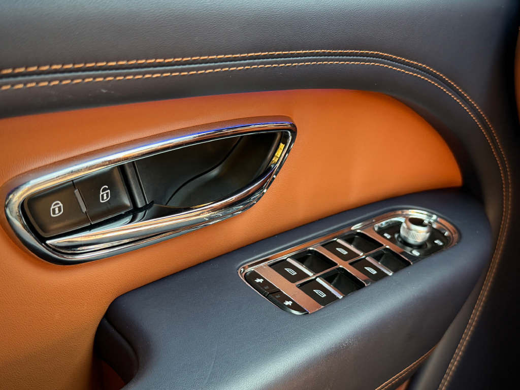 Used 2023 Bentley Bentayga AWD/4WD image 39