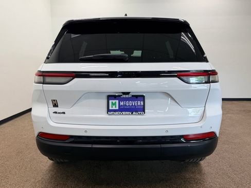 Used 2023 Jeep Grand Cherokee Altitude AWD/4WD image 4