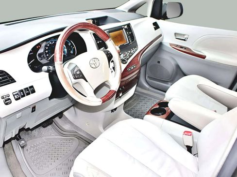 Used 2011 Toyota Sienna Limited image 8