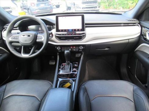 Certified 2025 Jeep Compass Limited w/ Elite Group AWD/4WD image 12