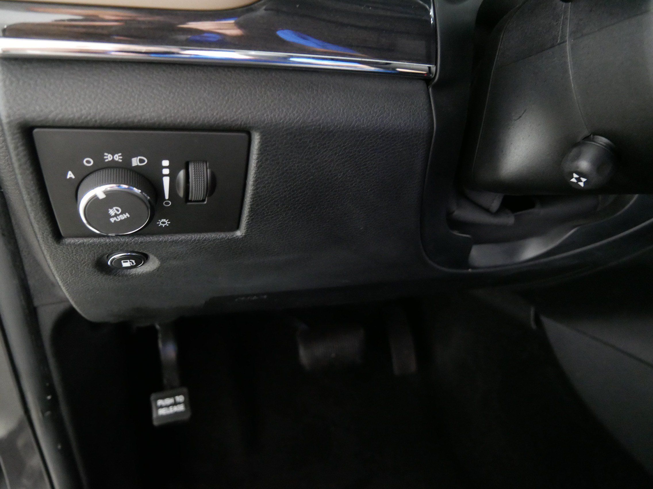 Used 2015 Jeep Grand Cherokee Overland AWD/4WD image 26