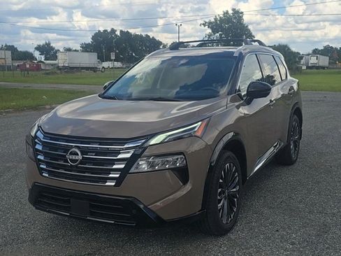 Used 2025 Nissan Rogue Platinum FWD image 3