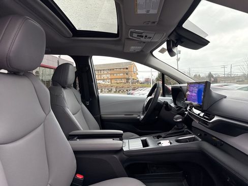 New 2026 Toyota Sienna XLE image 5