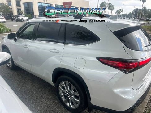 Used 2023 Toyota Highlander Limited AWD/4WD image 4