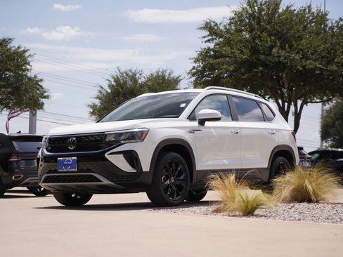 Certified 2023 Volkswagen Taos SE w/ Black Wheel Package FWD image 7