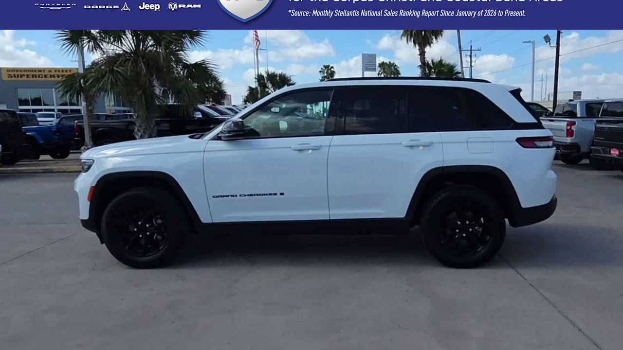 Used 2024 Jeep Grand Cherokee Laredo RWD image 5