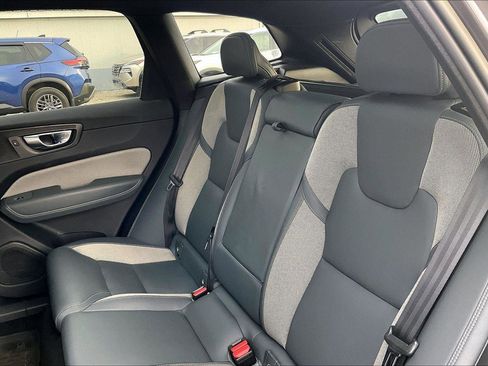 Used 2022 Volvo XC60 B5 R-Design w/ Advanced Package image 5
