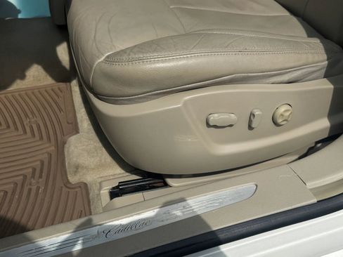 Used 2011 Cadillac DTS Luxury FWD image 23