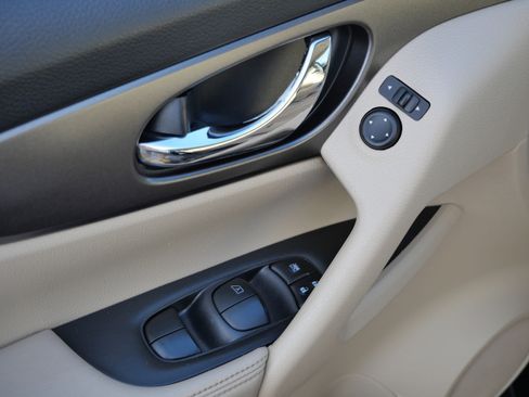 Used 2015 Nissan Rogue S image 19