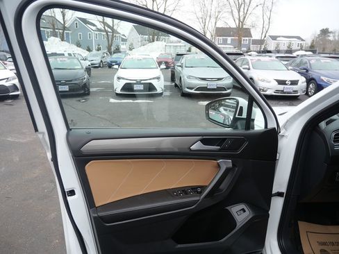 Used 2022 Volkswagen Tiguan SE w/ Panoramic Sunroof Package image 15