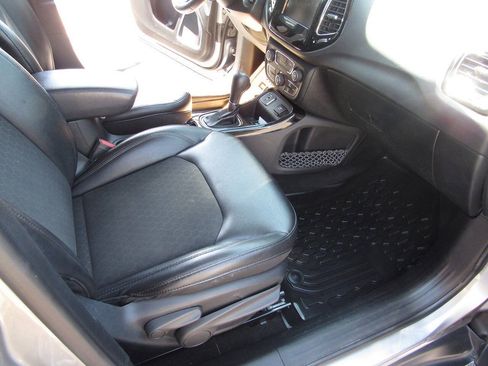 Used 2018 Jeep Compass Latitude w/ Popular Equipment Group FWD image 19