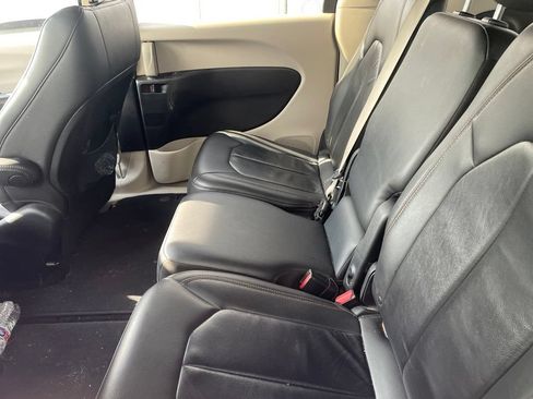 Used 2017 Chrysler Pacifica Touring-L FWD image 4
