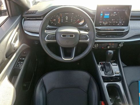 Used 2024 Jeep Compass Latitude image 11