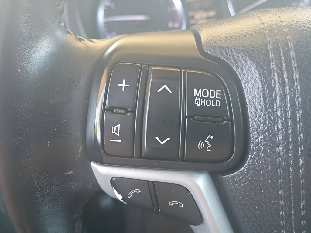 Used 2018 Toyota Highlander XLE AWD/4WD image 9