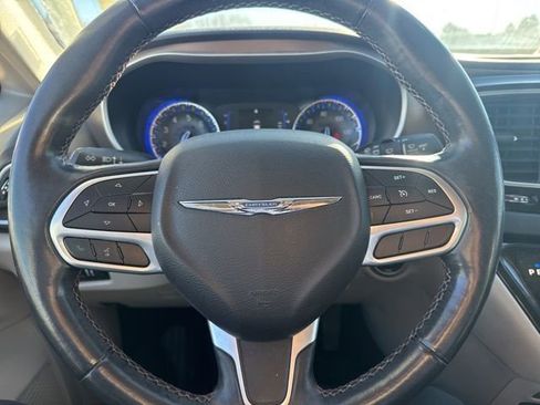 Used 2019 Chrysler Pacifica Touring-L image 14