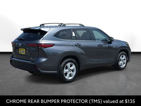 Used 2023 Toyota Highlander LE AWD/4WD image 5