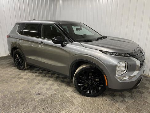 Used 2022 Mitsubishi Outlander SE image 1